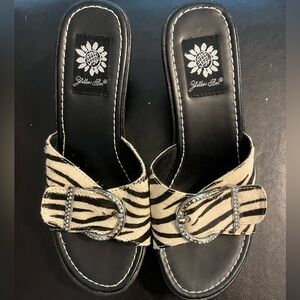 Yellow box wedges size 6